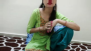 amateur-wife-gives-masturbated-by-stranger-in-front-husband