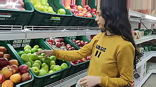 se-lo-cogen-en-el-mercado-gay