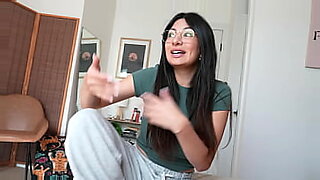 amigas-lesbianas-jugando-a-la-botellido-desnudandose