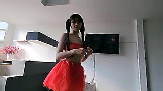 chica-desnuda-con-corbatas-en-el-culo