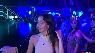 video-de-chica-bailando-desnuda-en-un-antro