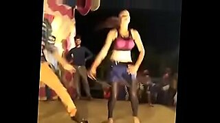 porno-mujer-haciendo-striptease-y-queda-totalmente-desnuda