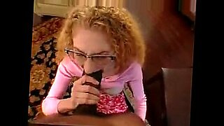 awesome-teen-spreading-perfect-pussy-on-cloceup-xhamster
