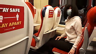 cornudo-manejando-y-esposa-follando-en-el-asiento-trasero
