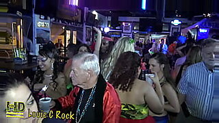 servi-porno-follando-a-una-tetona-trio