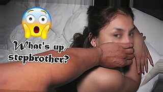 video-incesto-con-los-ojos-vendados-la-penetra